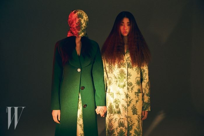 클래식한 녹색 코트, 식물 프린트가 서정적인 스커트, 가면처럼 연출한 셔츠, 셔츠 드레스는 모두 Miss Gee Collection 제품.