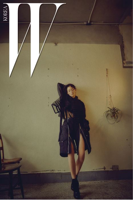 브라스 밴드 재킷을 닮은 오간자 소재의 재킷, 레이어링한 톱, 대담한 지퍼 장식의 쇼츠, 매니시한 앵클부츠는 모두 Sacai 제품.