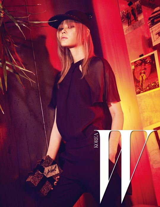 어깨 부분이 시스루로 된 섹시한 검정 점프슈트, 피어싱을 단 고양이 모자, 선물박스 모양의 아크릴 클러치는 모두 Karl Lagerfeld 제품.