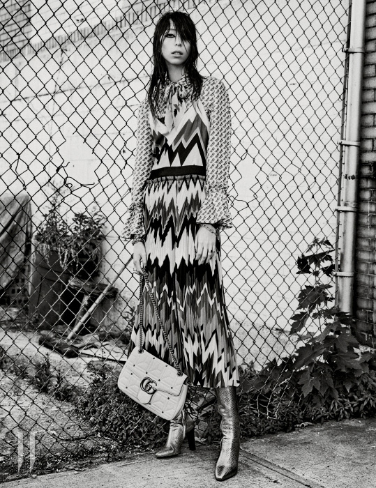 드레스와 셔츠는 Salvatore Ferragamo, 스카프는 Rockins London, 팔찌는 Tiffany & Co., 반지는 Bulgari, 가방은 Gucci, 부츠는 Saint Laurent 제품.