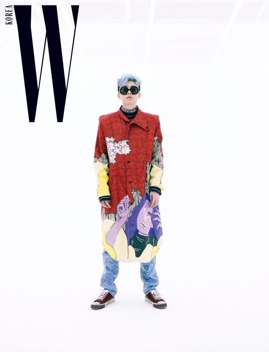 기리보이가 입은 퍼즐 프린트의 코트는 J.W. Anderson by Boon the Shop, 네이비 색상 터틀넥은 Christian Dada by Boon the Shop 제품. 데님, 슈즈, 선글라스는 본인소장품.