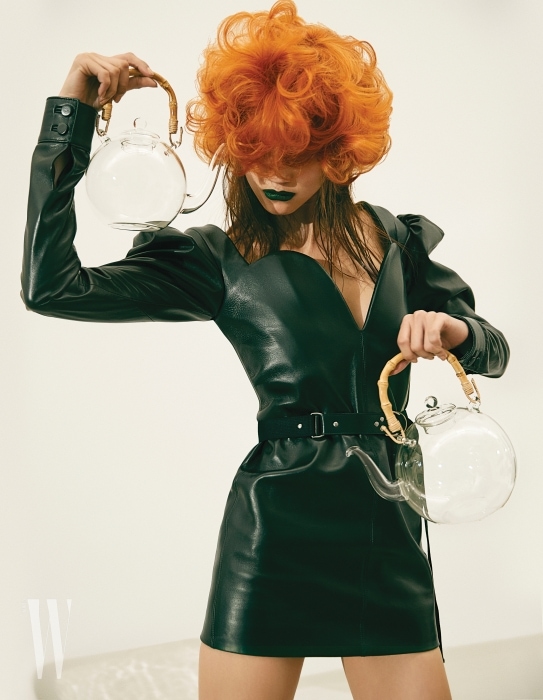하트 가슴 라인이 특징인 가죽 드레스, 벨트는 Saint Laurent by Anthony Vaccarello 제품. 나무 손잡이에 투명 유리로 만들어진 주전자 세트는 Orer 소장품