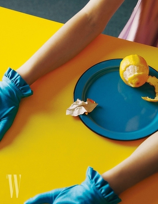실크 드레스, 타이츠, 핫 핑크 컬러 뮬, 알파벳 B 귀고리와 장갑은 모두 Balenciaga 제품.