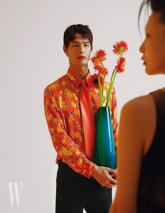 꽃 자수 장식 셔츠와 타이, 팬츠는 모두 Gucci 제품.