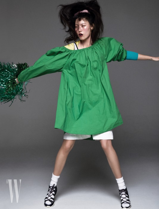 초록 드레스는 Ports 1961, 니트 톱은 Antonio Marras, 수영복은 Fila, 통 넓은 쇼츠는 Juun J., 레이스업 샌들은 Moncler 제품.