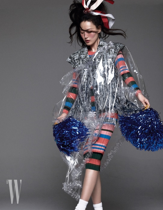 줄무늬 니트 드레스는 Stine Goya by Net-A-Porter, 트위드 재킷, PVC 케이프는 Chanel 제품.