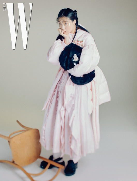 볼륨감 넘치는 패딩 코트, 겹겹의 프릴 장식이 인상적인 스커트, 커다란 로고 장식이 특징인 퍼 소재 백팩, 슈즈는 모두 4 Moncler Simone Rocha 제품.