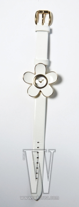 MARC JACOBS BY FOSSIL KOREA 하얀 꽃잎 모양이 여성스러운 시계. 34만원.