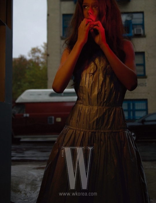 타프타 소재의 고급스런 광택의 드레스. Louis Vuitton 제품.