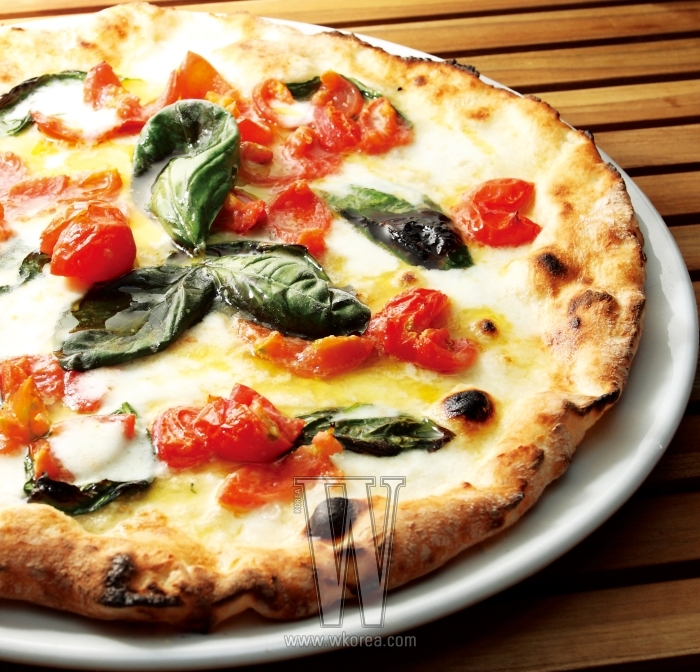 'D.O.C'는 세계 피자 대회를 석권하고 나폴리 피자 협회의 인증을 받은 피자다. 향기로운 과일 향이 느껴지는 이탈리아 와인‘테레도라 그레코 디 투포 로지 아 델라 세라’는 쫄깃하고 담백한 도우와 함께 씹히는 고소한 치즈와 썩 잘 어울린다.
