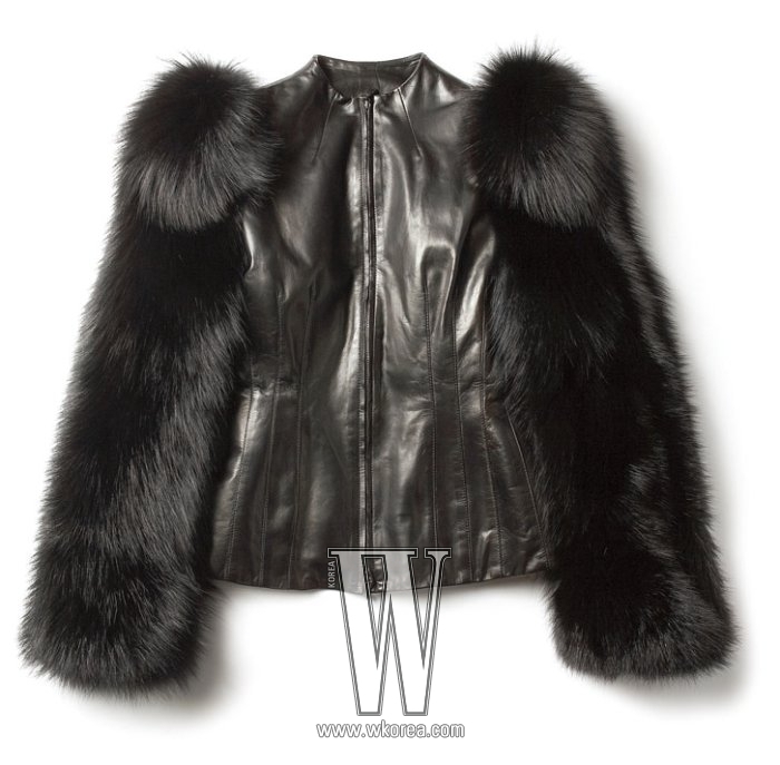 소매에 밍크를 달아 볼륨감을 살린 가죽 재킷은 알렉산더 매퀸 by 분더숍 제품.