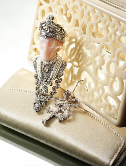 빅투아르 드 카스텔란의 상상력이 결집된 해골 모티프의 다이아몬드와 진주 장식 펜던트는 Dior Fine Jewelry, 두 개의 십자가가 교차된 다이아몬드 목걸이는 Damiani, 우아한 크림색 클러치는 Ralph Lauren 제품.