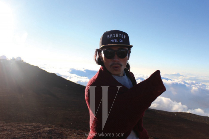“마우이 섬에서 가장 높은 할레아칼라(Haleakala) 산.세계 최대의 휴화산이죠. 구름이 깔린 섬 전체가내려다보이는 이 정상에서 스티브와 함께일몰을 바라보며 새해 소망을 빌었어요. 뭘 빌었냐고요?일단 너무 많아서 비밀!”
