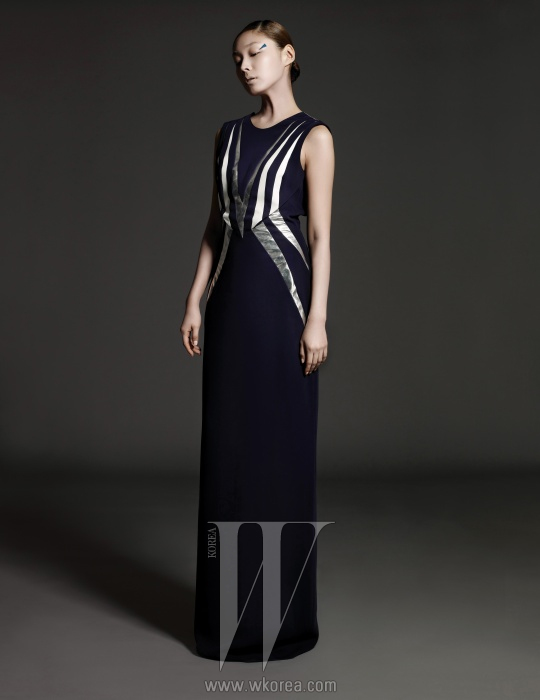 좌우 대칭형의 프린트가 특징인긴 드레스는 The Studio K 제품.