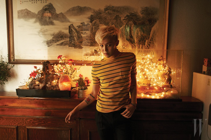 노랑 스트라이프 터틀넥 톱과 검정 팬츠는 Saint Laurent’14 S/S Collection 제품, 귀고리와 팔찌는 스타일리스트 소장품.