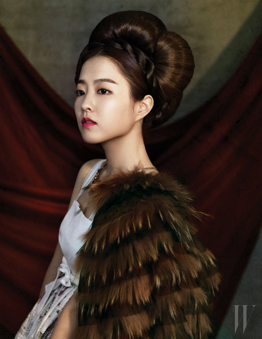 높게 올려 입은 꽃무늬 치마와 머리 장식은 Chai Kim Young Jin, 어깨에 걸친 모피 케이프는 Red Valentino, 화려한 목걸이는 J.Estina 제품.
