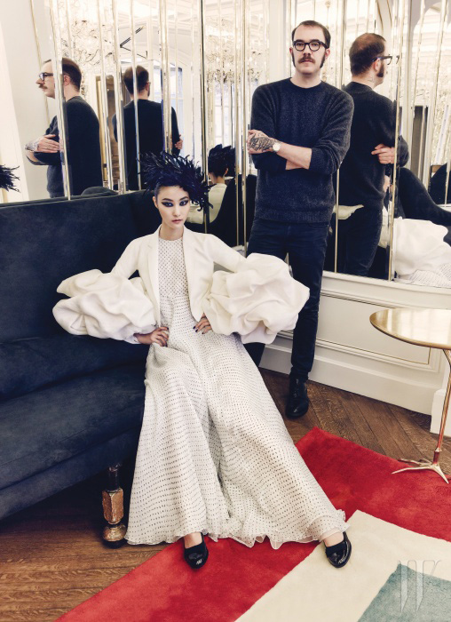 한국 톱모델 박지혜와 함께 ‘거울의 방’에서 포즈를 취한 스키아파렐리의 크리에이티브 디렉터 마르코 자니니. 박지혜가 입은 도트 드레스와 슈즈, 예술적인 소매가 돋보이는 흰색 재킷은 모두 Schiaparelli Haute Couture by Marco Zanini 제품.