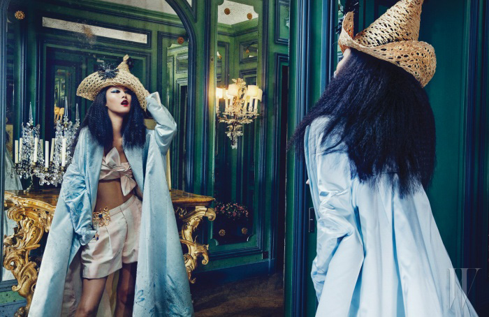 스테판 존스와 협업한 독특한 헤드피스, 보 장식이 특징인 톱, 보석 공방 그리푸아가 제작한 브로치가 부착된 실크 쇼츠, 큼직한 하늘색 가운은 모두 Schiaparelli Haute Couture by Marco Zanini 제품.