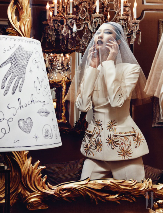 스키아파렐리의 아카이브에 등장한 무늬를 정교한 금색 자수로 표현한 재킷과 팬츠 앙상블은 모두 Schiaparelli Haute Couture by Marco Zanini 제품.