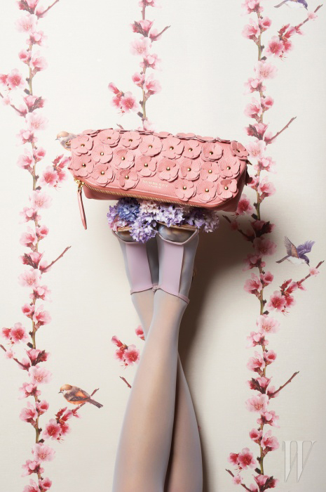 핑크 아플리케 가죽 꽃 장식 클러치는 2백만원대, PVC 소재의 발등 스트랩 샌들은 버버리 제품. 1백만원대.