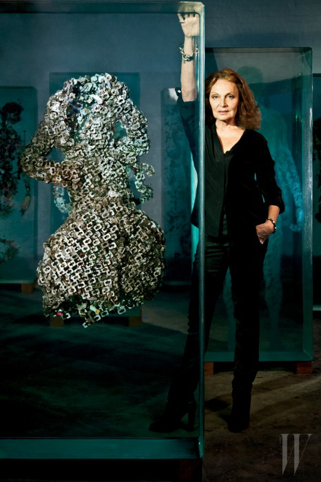 하우스의 아이콘인 랩 드레스를 떠다니는 유령으로 표현한 아티스트 더스틴 옐린의 작품 앞에서 포즈를 취한 다이앤 폰 퍼스텐버그.