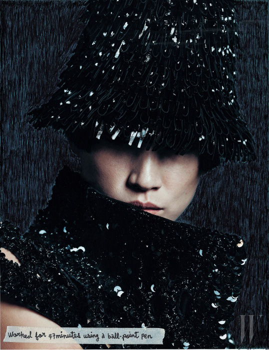 검은색 스팽글 장식 재킷은 Isabel Marant, 프린지 장식 모자는 Balenciaga 제품.