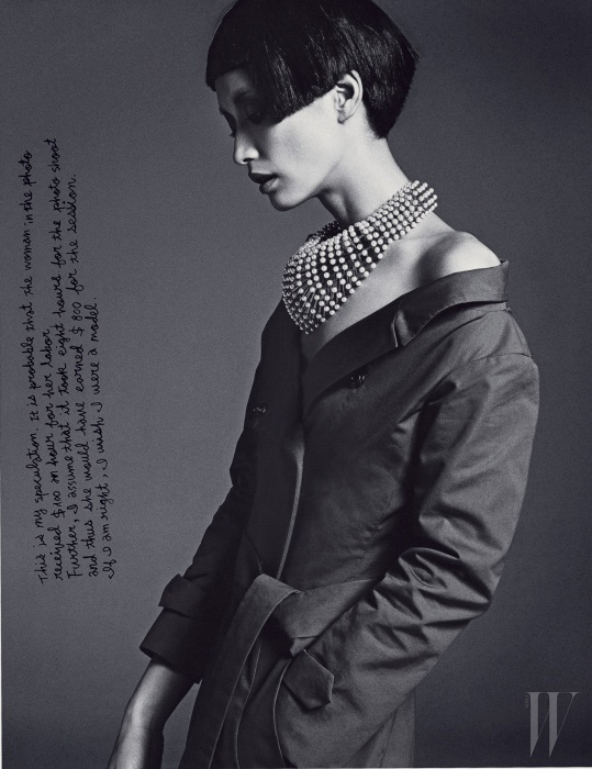 어깨 라인이 드러나는 트렌치코트는 Burberry Prorsum, 쿠튀르적 터치가 가미된 진주 목걸이는 Dior 제품.