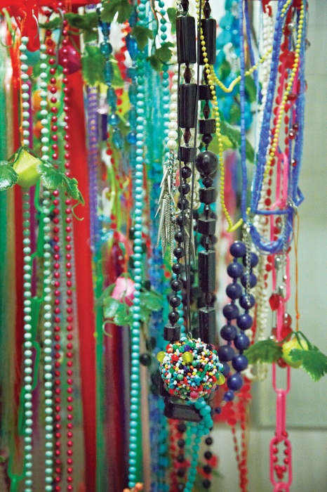 구슬 목걸이들과 함께 설치된 다양한 색상의 돌기가 특징인 목걸이는 Ann Demeulemeester 제품.