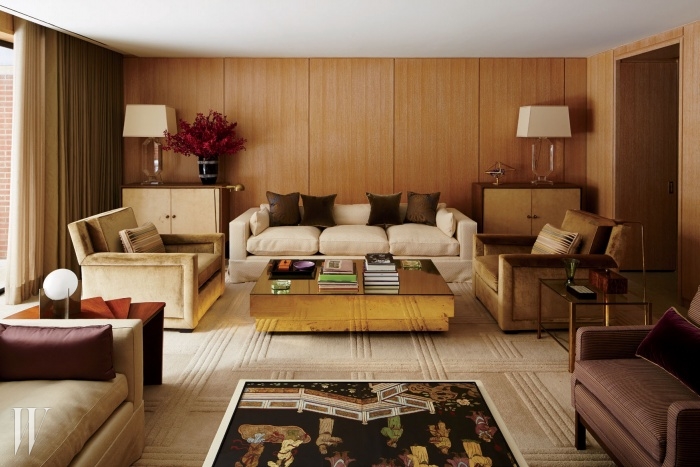 뉴욕에 위치한 마크 제이콥스의 미디어 룸. 마크의 친구인 인테리어 디자이너 파울은 따뜻한 오크 패널과 관능적인 실크 벨벳 소파가 안정적인 조화를 이룬 이 방을 ‘아지트’라는 호칭으로 설명했다.