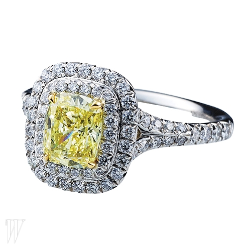 옐로 다이아몬드 주변을 비드 세팅된 화이트 다이아몬드가 둘러싸고 있는 솔리스트(Soleste) 링은 티파니 제품. 가격 미정.