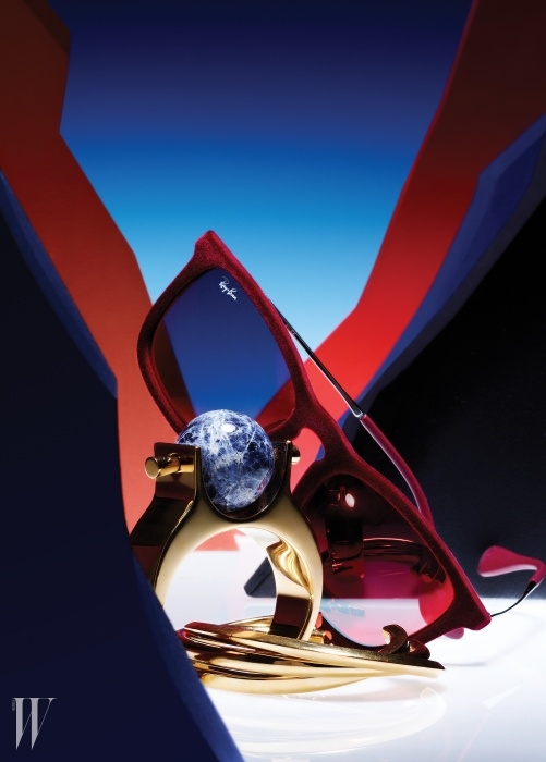 푸른색 공 모양의 원석이 이국적인 커프는 Chloe, 세 개의 링이 겹친 듯한 조형적인 형태의 금빛컨스트럭션(Construction) 커프는 Saint Laurent by Hedi Slimane, 붉은색 벨벳 소재가 돋보이는 선글라스는 Rayban by Luxottica 제품.