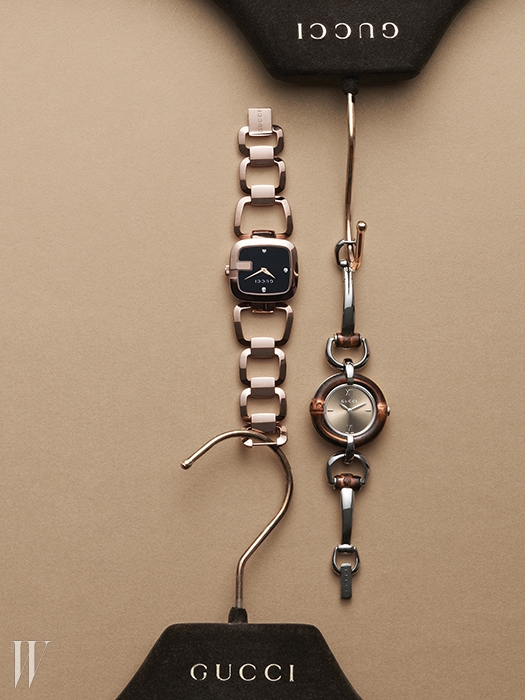로고를 프레임으로 활용한 골드 스틸 시계는 1백20만원대. 아이코닉한 뱀부 디자인을 차용한 시계는 1백32만원대. 구찌 타임피스&주얼리 제품.