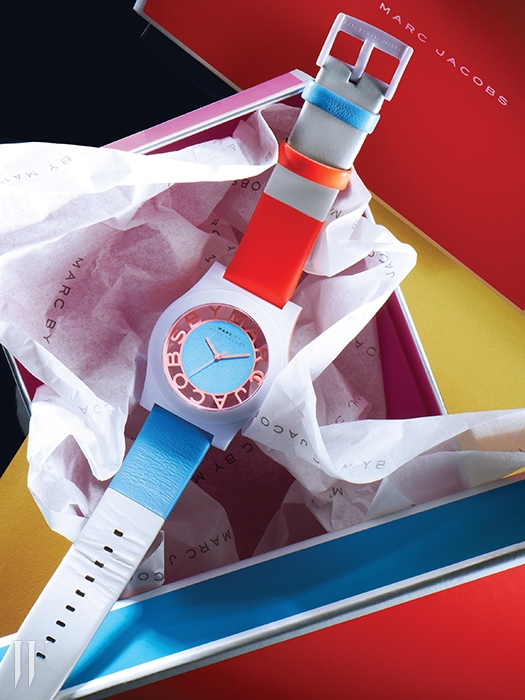 알록달록한 컬러 조합이 경쾌함을 주는 나일론과 가죽 혼합 스트랩 시계는 33만원. 마크 by 마크 제이콥스 by 파슬 코리아 제품.