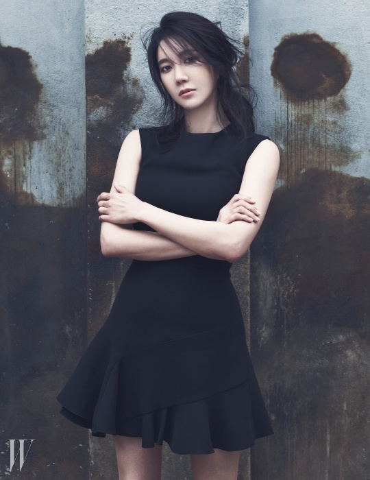 헴 라인의 러플 장식이 돋보이는 검정 원피스는 Victoria Beckham by Mue 제품.