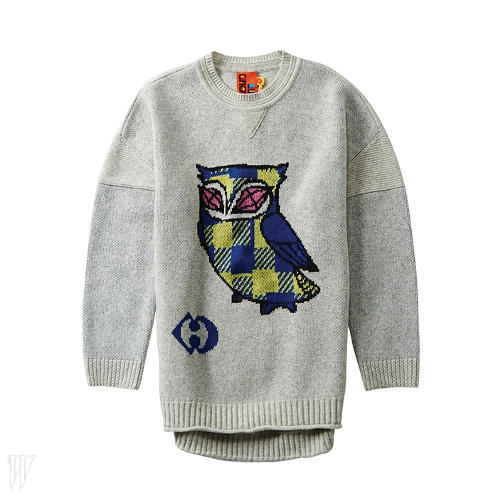 체크 패턴 부엉이 프린트가 사랑스러운 니트 스웨터는 럭키슈에뜨 제품. 24만8천원.