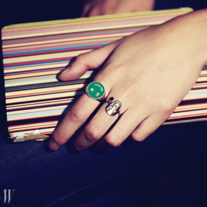 상큼한 초록색 스마일 반지는 22만9천원, 얇고, 가늘게 가공된 해골 모양 반지는 15만9천원. 모두 토스 제품.