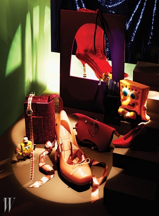 왼쪽부터 시계 방향 | 화려하게 반짝이는 펄 장식의 핑크색 미니 숄더백은 Saint Laurent by Hedi Slimane, 손목에 두 번 감아 연출할 수 있는 루비 패턴의 손목시계는 Swatch, 투명한 PVC 소재의 붉은색 레인 부츠는 Miu Miu, 카림 라시드와 협업한 붉은색 펌프스 디자인의 미니 멜리사 컬렉션 미니어처는 Melissa, 코끼리를 천진난만하게 표현한 고급스러운 가죽 오브제는 Hermes, 후프와 연결된 원석 장식이 돋보이는 로즈 골드 소재의 드롭형 귀고리는 Didier Dubot, 발레리나 슈즈를 연상시키는 새틴 스트랩의 펌프스는 Melissa 제품.