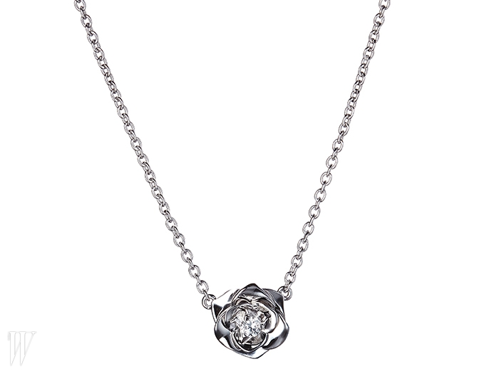PIAGET 입체적인 다이아몬드가 세팅된 장미 모티프의 목걸이. 2백50만원대.