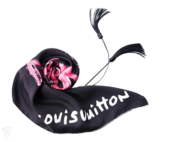 LOUIS VUITTON 진분홍의 꽃무늬와 태슬 장식이 돋보이는 실크 스카프. 80만원대.