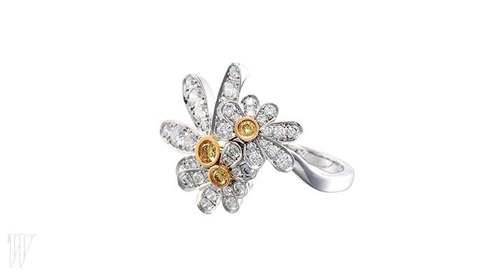LUCIE 옐로 다이아몬드와 화이트 다이아몬드로 캐머마일 꽃을 형상화한 미니 링. 가격 미정.