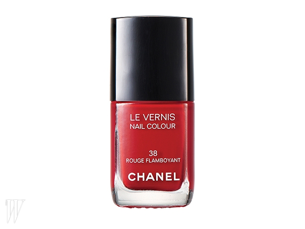 2. Chanel 르 베르니 레 루쥬 퀼트 드 샤넬(38 루쥬 플랑부아양뜨)1980년대에 히트한 샤넬의 아이코닉한 스칼렛 레드 색상에서 영감을 받아 재탄생했다. 13ml, 3만3천원.