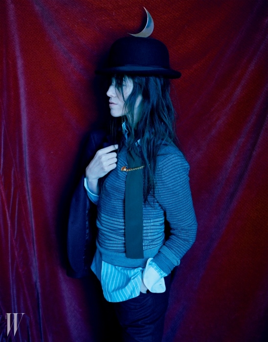 블레이저, 스웨터, 셔츠와 바지 모두 Charlotte Gainsbourg for Current/Eliott 제품.
