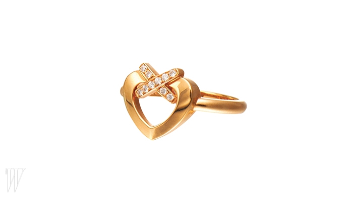 CHAUMET 10개의 다이아몬드가 세팅된 리앙 하트 반지. 2백만원대.