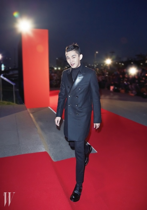 배우 유아인이 입은 견고한 테일러링이 돋보이는 더블 브레스트 코트와 팬츠는 Gucci 제품.