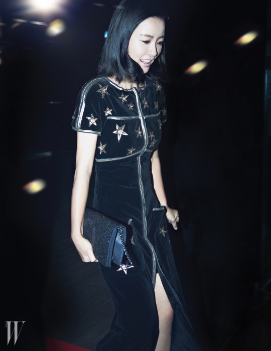 배우 정유미가 입은 골드 시퀸 장식이 아름다운 벨벳 소재 드레스와 스와로브스키 크리스털로 장식된 클러치는 Chanel 제품.