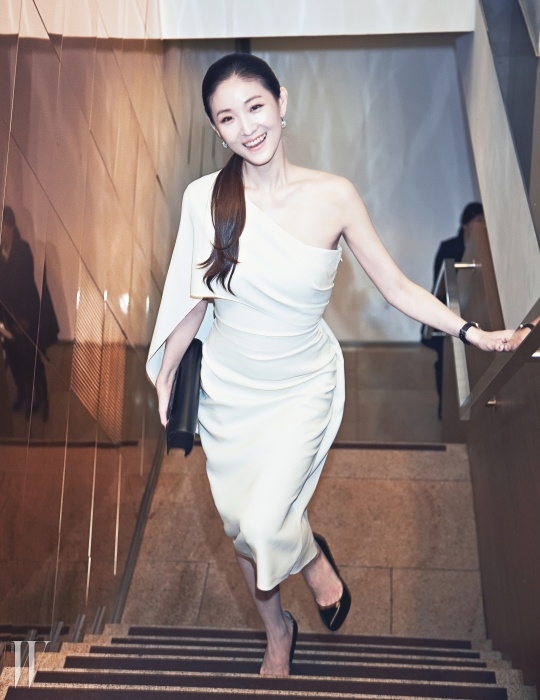 여신처럼 아름다운 발레리나 김주원의 원숄더 드레스는 Ralph Lauren 제품.