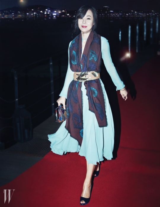 배우 김윤진의 하늘하늘한 민트빛 시폰 드레스와 꽃무늬 스카프, 회화적인 터치가 담긴 벨트는 Burberry Prorsum 제품.