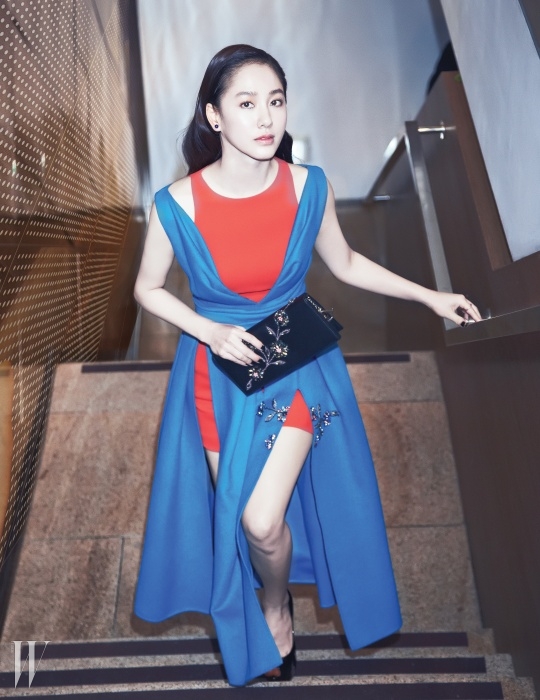 배우 박주미가 택한, 색감의 대비가 눈에 띄는 모던한 드레스와 주얼 장식 클러치, 이어링은 Dior 제품.
