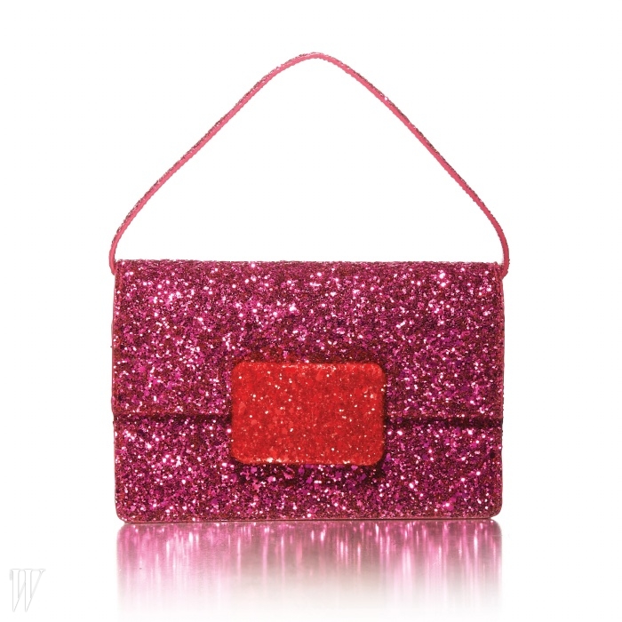 단순한 모양새에 반짝이는 분홍색의 표면이 돋보이는 생로랑의 핸드백.