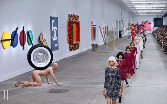 거대한 아트 갤러리를 연상시킨 샤넬 2014 S/S 컬렉션.